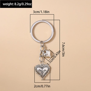 Détail du porte-clés cœur argenté avec gravure I Love You et dimensions précises