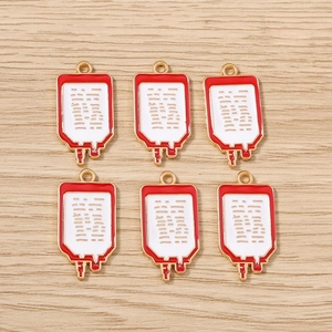 Vue macro de six breloques créatives en alliage de poche de sang pour bijoux DIY