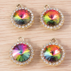 Lot de quatre pendentifs ronds dorés avec cristaux colorés et strass brillants