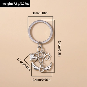 Vue détaillée du porte-clés en argent avec pendentifs cœur et étoile et dimensions