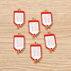 Vue détaillée de six pendentifs en alliage de poche de sang rouge et blanc dorés