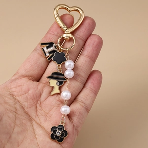 Elegant Heart Buckle Keychain With Artificial Pearl Chain Camellia Jacket And Female Portrait Charms Fashion Bag Accessories Pendant