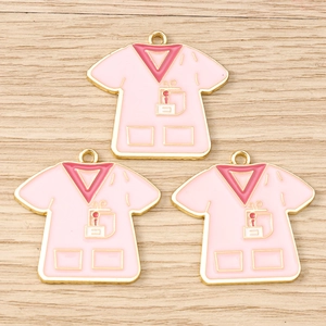 Détail de pendentifs en émail rose uniforme infirmière avec bordure dorée pour DIY