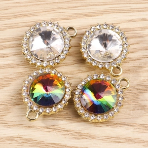 Détail macro de pendentifs ronds en strass avec base dorée pour création de bijoux