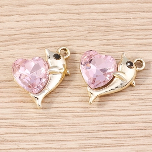 Ciondoli a forma di delfino dorato con cristalli a cuore rosa per creazioni di gioielli