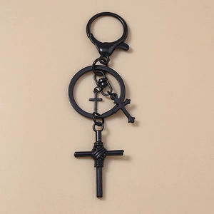 Detail eines mattschwarzen Gothic Schlüsselanhängers mit Kreuzen und Drahtwicklung