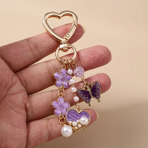 Schicker lila Schmetterlings und Herz Schlüsselanhänger mit Emailleblumen und Perlenkette