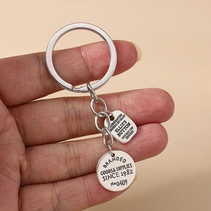 Porte-clés en métal avec pendentifs ronds et carrés gravés de style vintage à la main