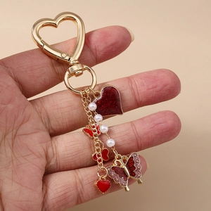 Mode-Schlüsselanhänger mit rotem Glitzerherz, Schmetterling und weißen Imitationsperlen