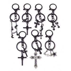 Set mit 7 dunklen Gothic Metall Schlüsselanhängern mit Kreuz und Stern in Mattschwarz