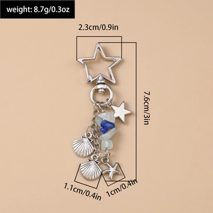 Vue détaillée du porte-clés coquillage en argent avec dimensions et perles bleues
