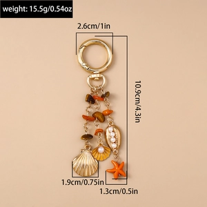 Vue détaillée d'un porte-clés marin avec étoile de mer, perles et pendentifs coquillages