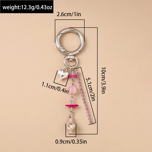 Porte-clés cœur rose avec gland en strass montrant les dimensions et le poids précis