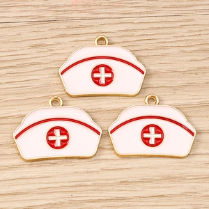 Détails des pendentifs chapeau d'infirmière en émail avec bordure dorée sur bois