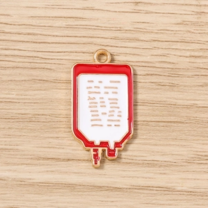 Détail macro du pendentif poche de sang en émail pour bijoux d'infirmière médicale