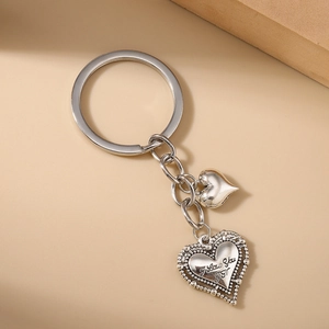 Détail du porte-clés double cœur argenté avec gravure I Love You Forever élégante
