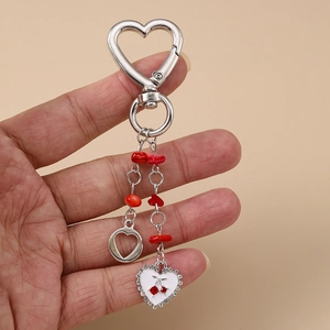 Porte-clés cœur cerise argenté avec perles rouges et détails en strass brillants