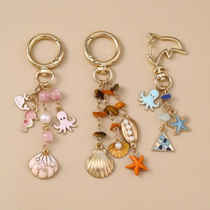 Vue détaillée des porte-clés marins avec pendentifs poulpe, étoile de mer et perles