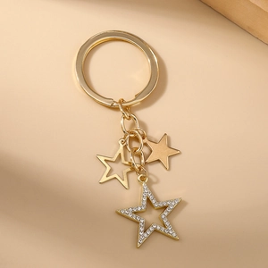 Vue détaillée des breloques étoiles dorées avec strass sur un porte-clés en métal
