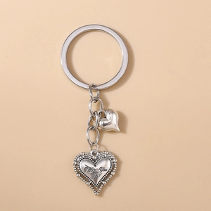 Détail du porte-clés coeur argenté avec gravure I Love You et breloque petit coeur