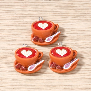 Set di tre ciondoli a forma di tazza da caffè con latte art a cuore e anelli