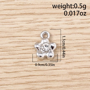 Detail showing dimensions and weight of a silver flower pendant with a central rhinestone