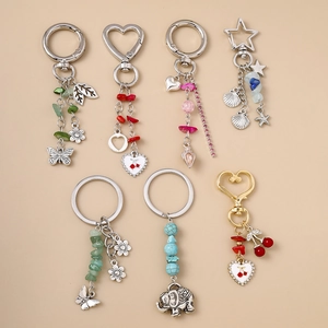 Variété de porte-clés faits main avec des breloques d'éléphant turquoise, cerises et papillons