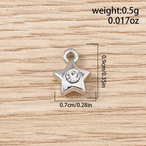 Detail view of a star pendant with rhinestone, showing dimensions 0.9cm x 0.7cm and 0.5g weight