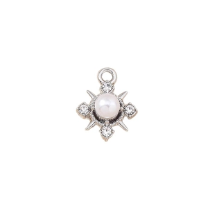 Elegante ciondolo a raggiera con perla e strass scintillanti per la creazione di gioielli