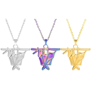 Detalle de tres collares de murciélago en acabados plateado, dorado e iridiscente
