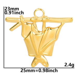 Colgante de murciélago dorado con detalles de alas y medidas de 23mm por 25mm en blanco