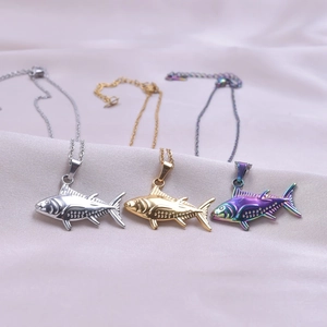 Collana con ciondolo a forma di tonno in acciaio inossidabile lucido argento oro e arcobaleno
