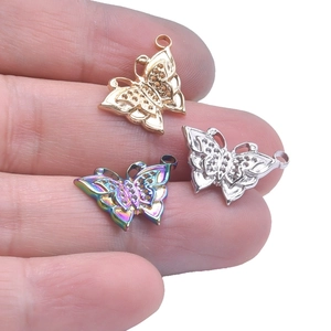 Pendentif papillon en or, argent et irisé avec des détails de strass ajourés