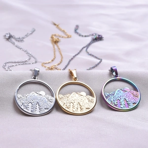 Ensemble de colliers avec pendentifs montagne et forêt en argent, or et arc-en-ciel