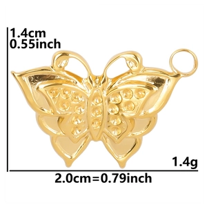 Vue détaillée du pendentif papillon doré montrant les dimensions 1.4cm de haut et 2.0cm
