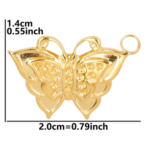 Détail du pendentif papillon en acier plaqué or 18k avec dimensions de 2,0 cm x 1,4 cm