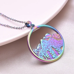 Détail du pendentif montagne et forêt en acier inoxydable avec placage arc-en-ciel