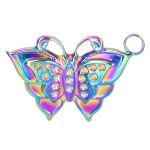 Détail du pendentif papillon coloré avec strass brillants et finition arc-en-ciel