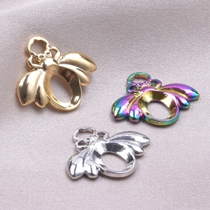 Détail de pendentifs en forme d'abeille en acier inoxydable doré, argenté et arc-en-ciel