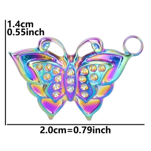 Vue détaillée du pendentif papillon en strass avec dimensions de 1,4 cm sur 2,0 cm indiquées