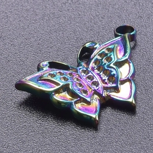 Vue macro d'un pendentif papillon avec placage arc-en-ciel et textures d'ailes