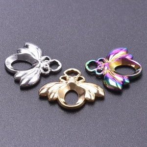 Vue macro de trois pendentifs abeille polis en finitions argent, or et arc-en-ciel