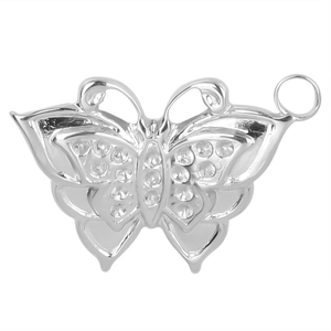 Gros plan détaillé du pendentif papillon évidé avec incrustation de zircons brillants