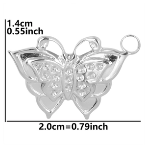 Vue détaillée d'un pendentif papillon argenté avec strass et dimensions précises