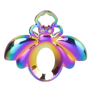 Vue détaillée du pendentif abeille en acier inoxydable arc-en-ciel pour collier DIY