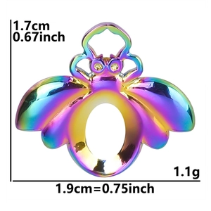 Vue détaillée des dimensions du pendentif abeille en acier inoxydable arc-en-ciel