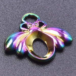 Détail d'un pendentif abeille en acier inoxydable avec une finition arc-en-ciel irisée vive
