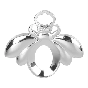Détail d'un pendentif abeille en argent avec des yeux en pierre et un corps ajouré