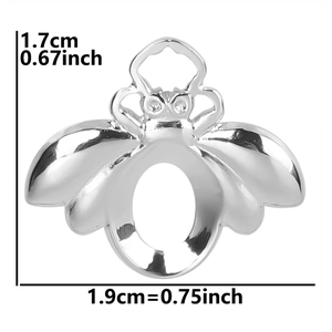 Vue macro d'un pendentif abeille évidé en argent avec échelle montrant 1,7 x 1,9 cm