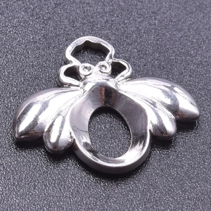Vue macro d'un pendentif abeille argenté avec ventre ovale creux et finition polie